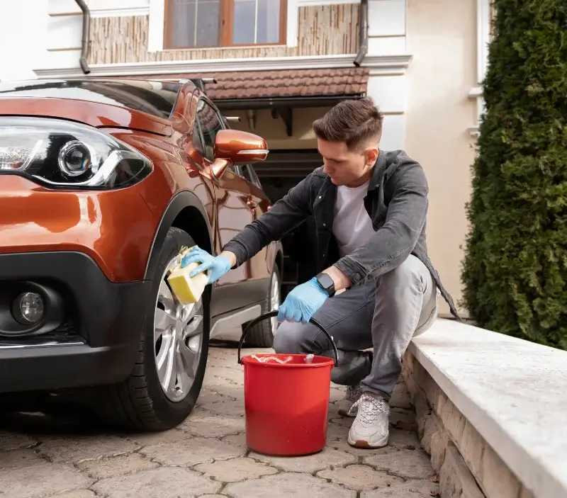 Lavage auto à domicile Les Cabannes : professionnel intervenant sur un véhicule